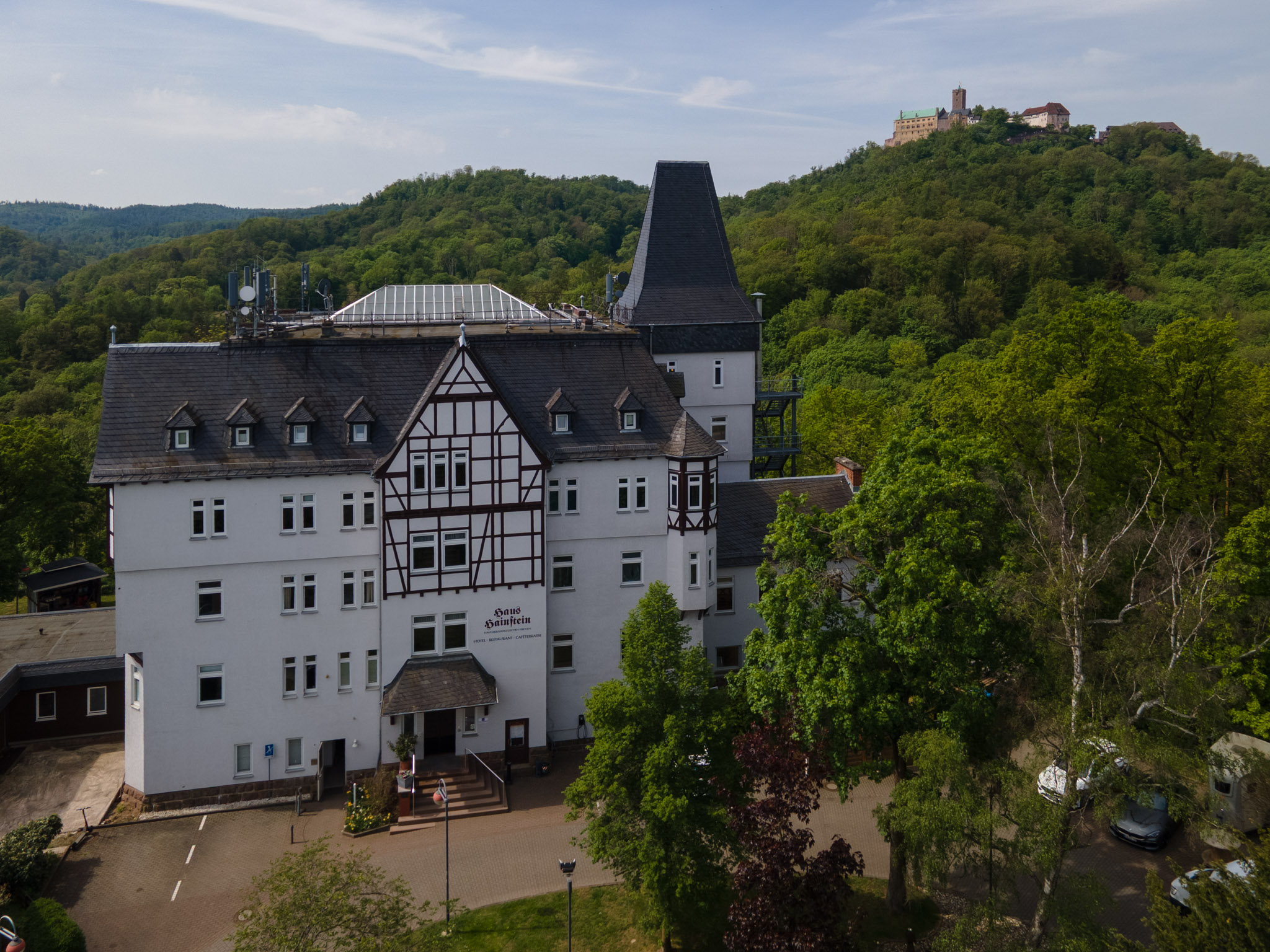 Haus Hainstein in grüner Lage unterhalb der Wartburg